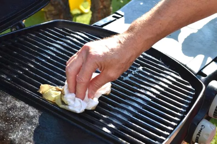 Heating and maintaining the seasoned grill grates