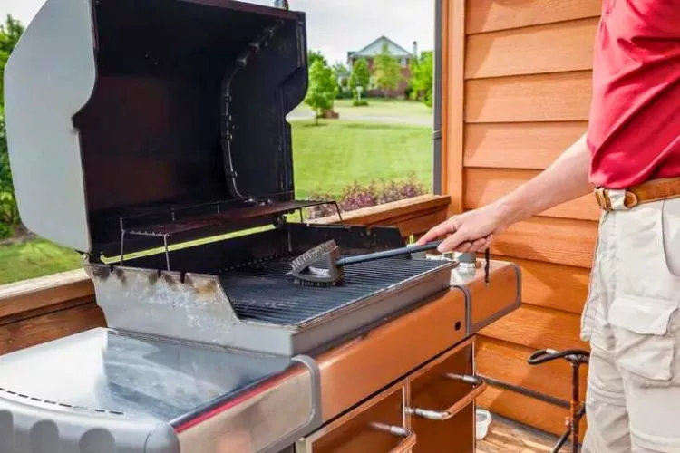 Clean The Inside Of The Grill