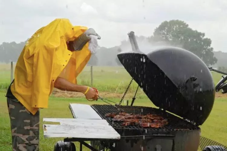 Can you use a smoker in the rain? Things you should know